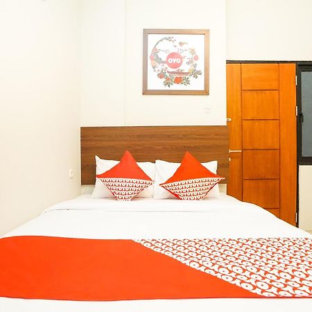 Super Oyo Capital O 449 The Colins Hotel Keputih Ngoại thất bức ảnh