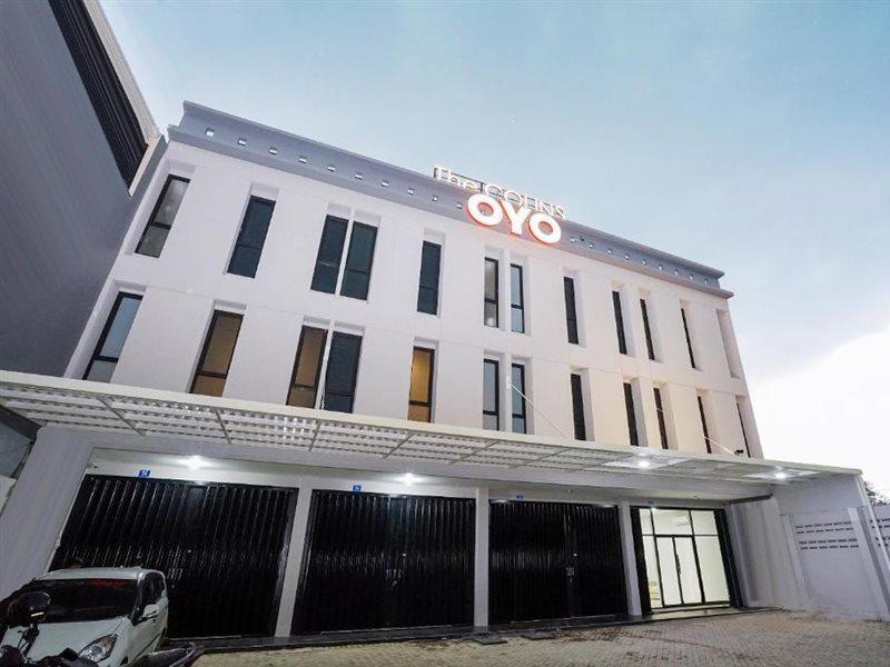 Super Oyo Capital O 449 The Colins Hotel Keputih Ngoại thất bức ảnh