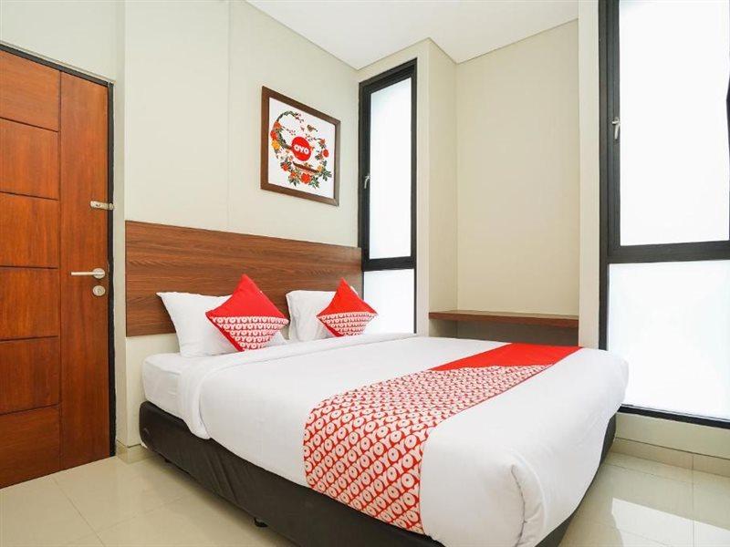 Super Oyo Capital O 449 The Colins Hotel Keputih Ngoại thất bức ảnh