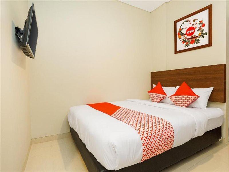 Super Oyo Capital O 449 The Colins Hotel Keputih Ngoại thất bức ảnh