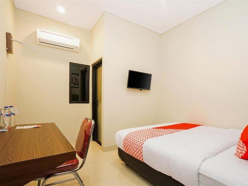 Super Oyo Capital O 449 The Colins Hotel Keputih Ngoại thất bức ảnh
