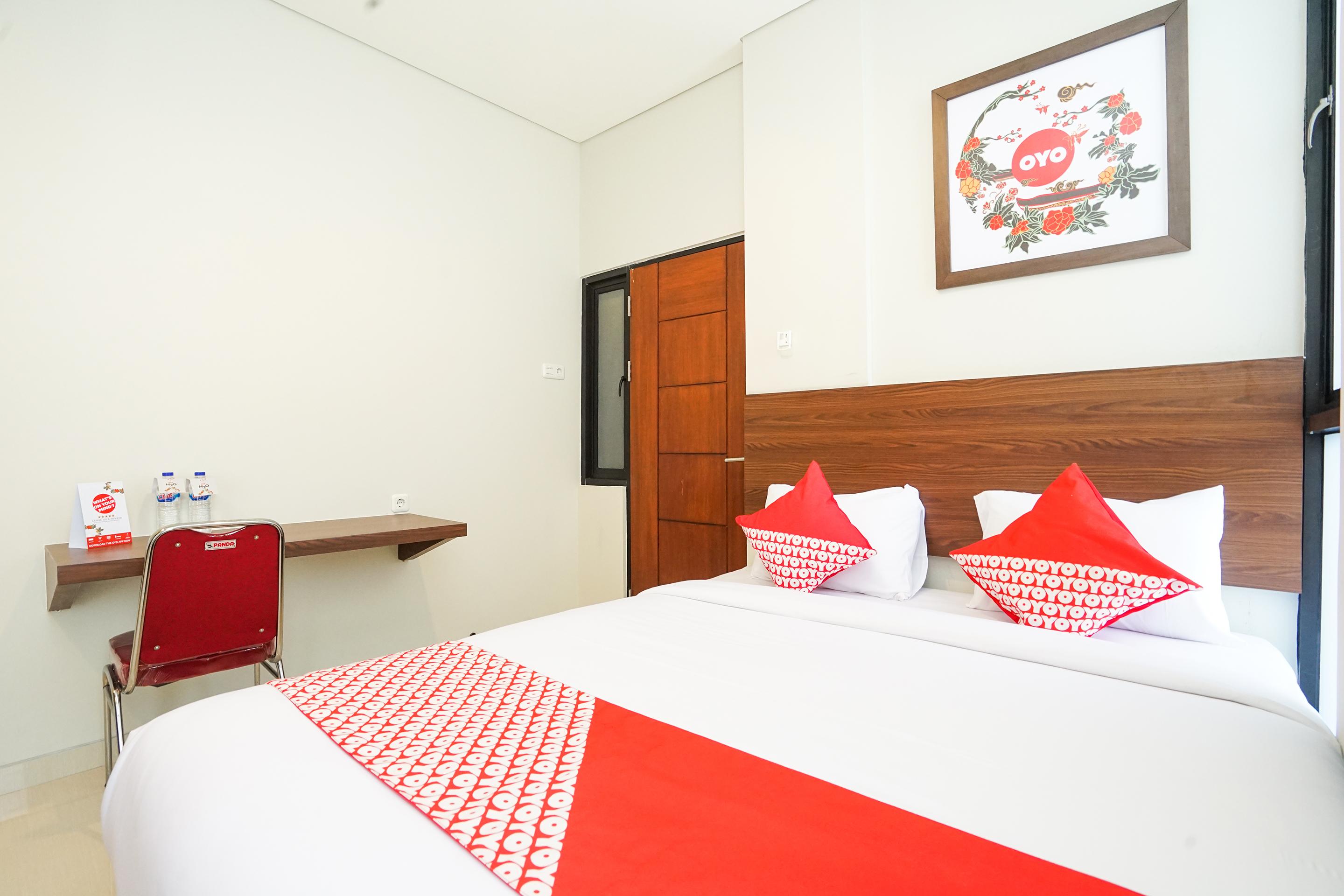 Super Oyo Capital O 449 The Colins Hotel Keputih Ngoại thất bức ảnh