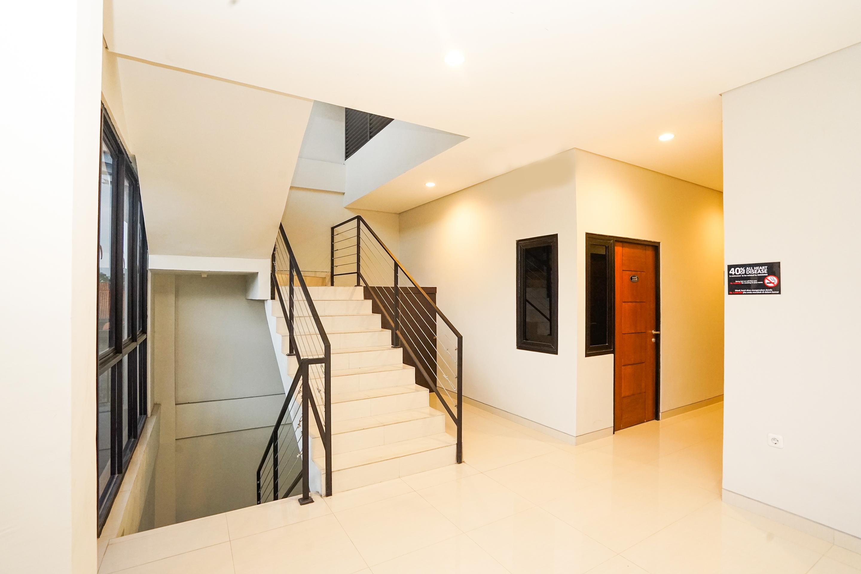 Super Oyo Capital O 449 The Colins Hotel Keputih Ngoại thất bức ảnh