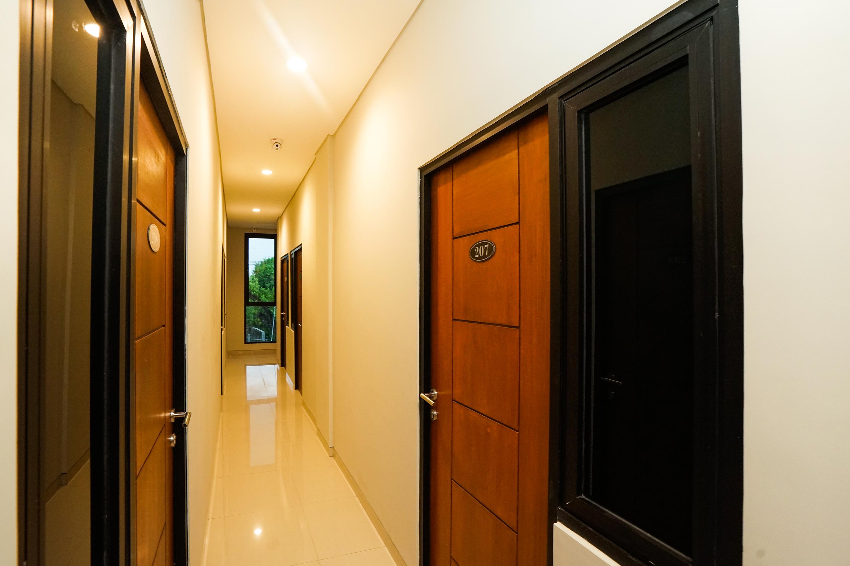Super Oyo Capital O 449 The Colins Hotel Keputih Ngoại thất bức ảnh
