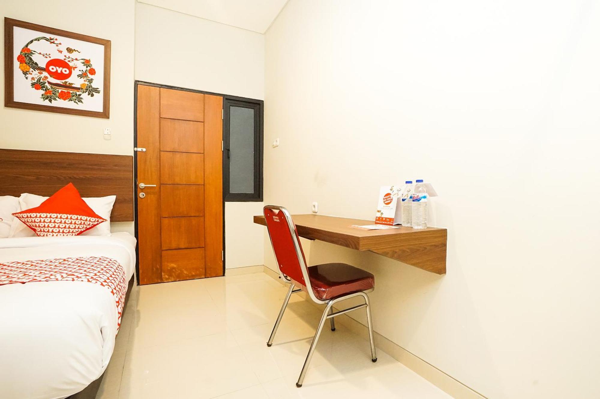 Super Oyo Capital O 449 The Colins Hotel Keputih Ngoại thất bức ảnh