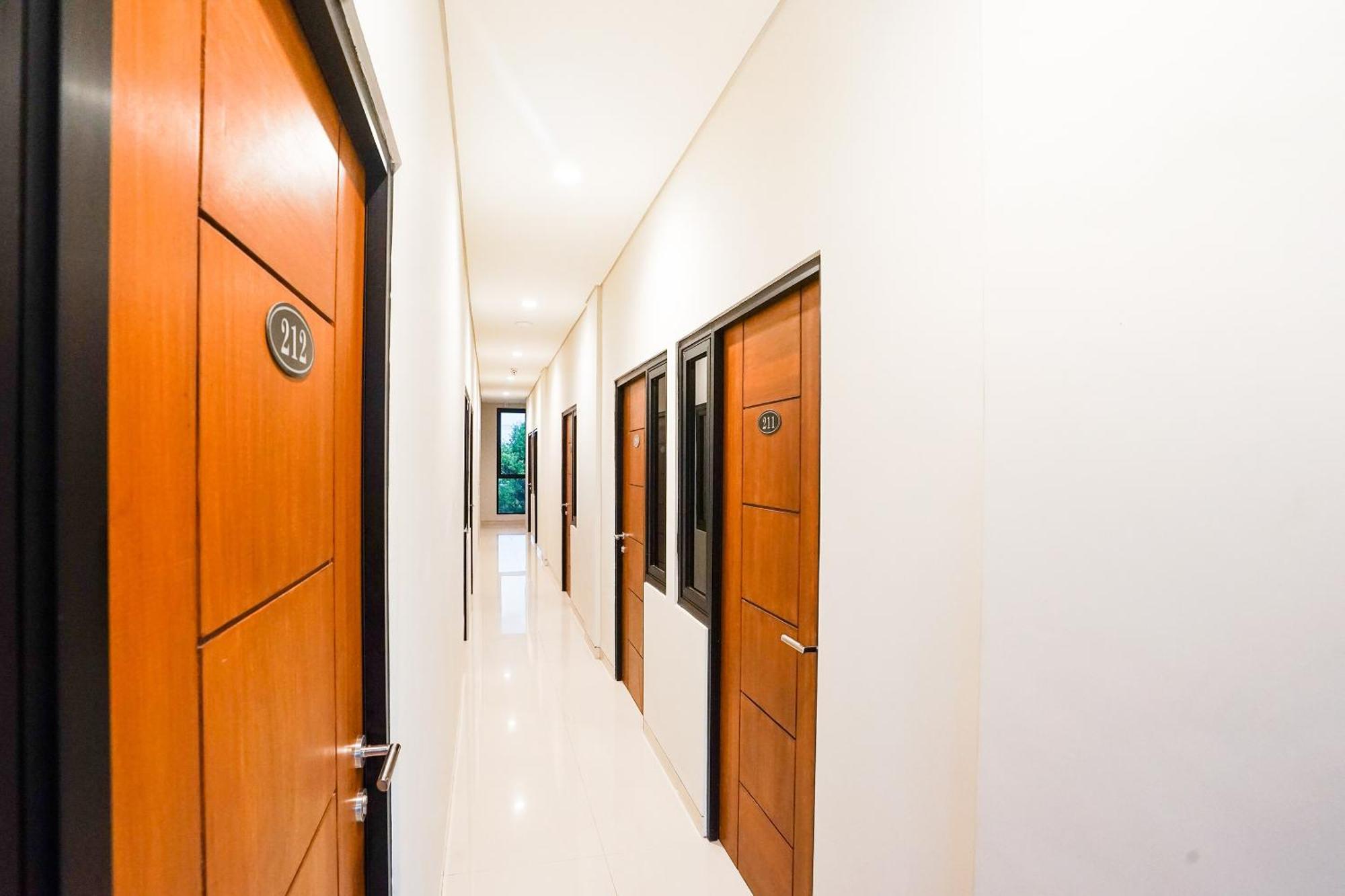 Super Oyo Capital O 449 The Colins Hotel Keputih Ngoại thất bức ảnh