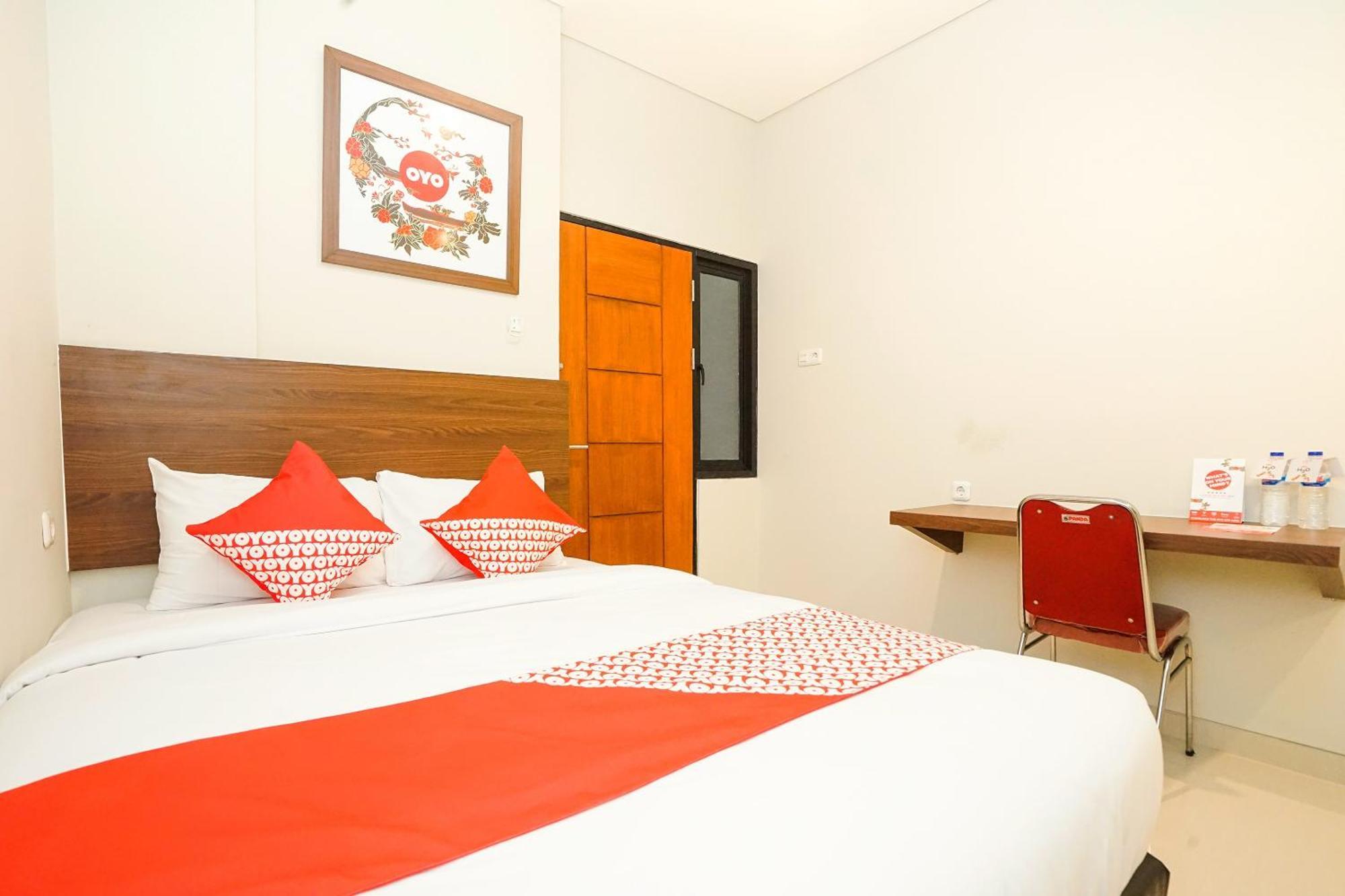 Super Oyo Capital O 449 The Colins Hotel Keputih Ngoại thất bức ảnh
