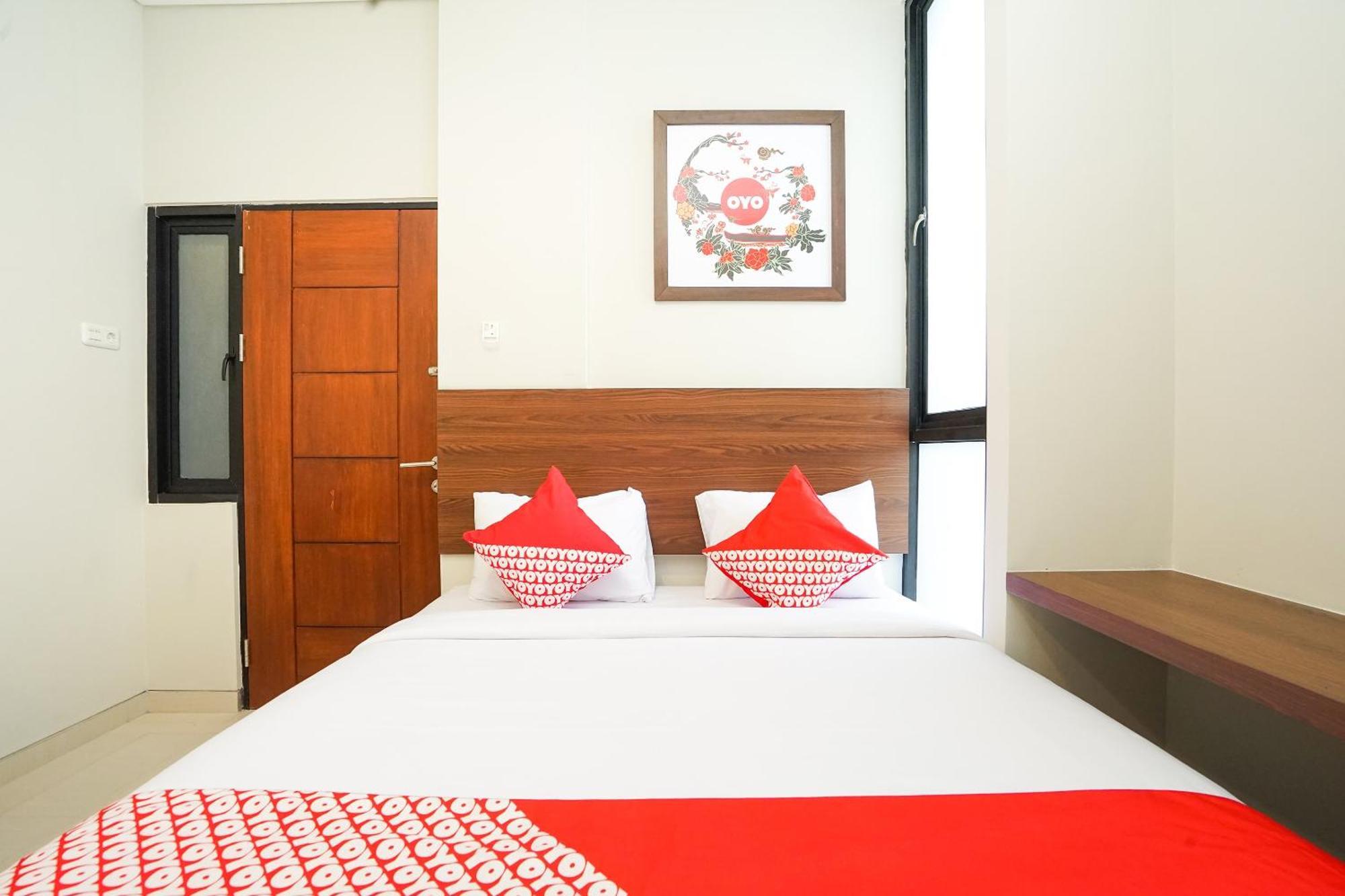 Super Oyo Capital O 449 The Colins Hotel Keputih Ngoại thất bức ảnh