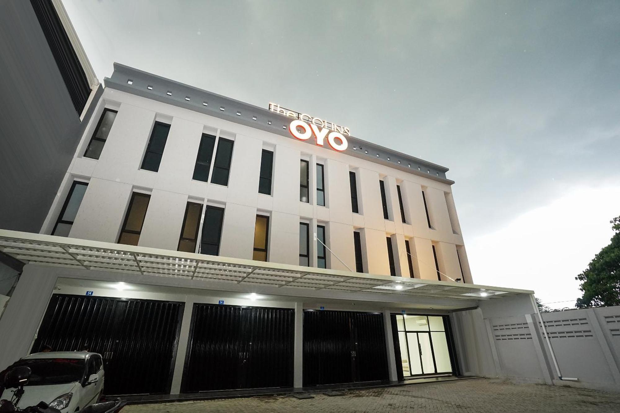 Super Oyo Capital O 449 The Colins Hotel Keputih Ngoại thất bức ảnh