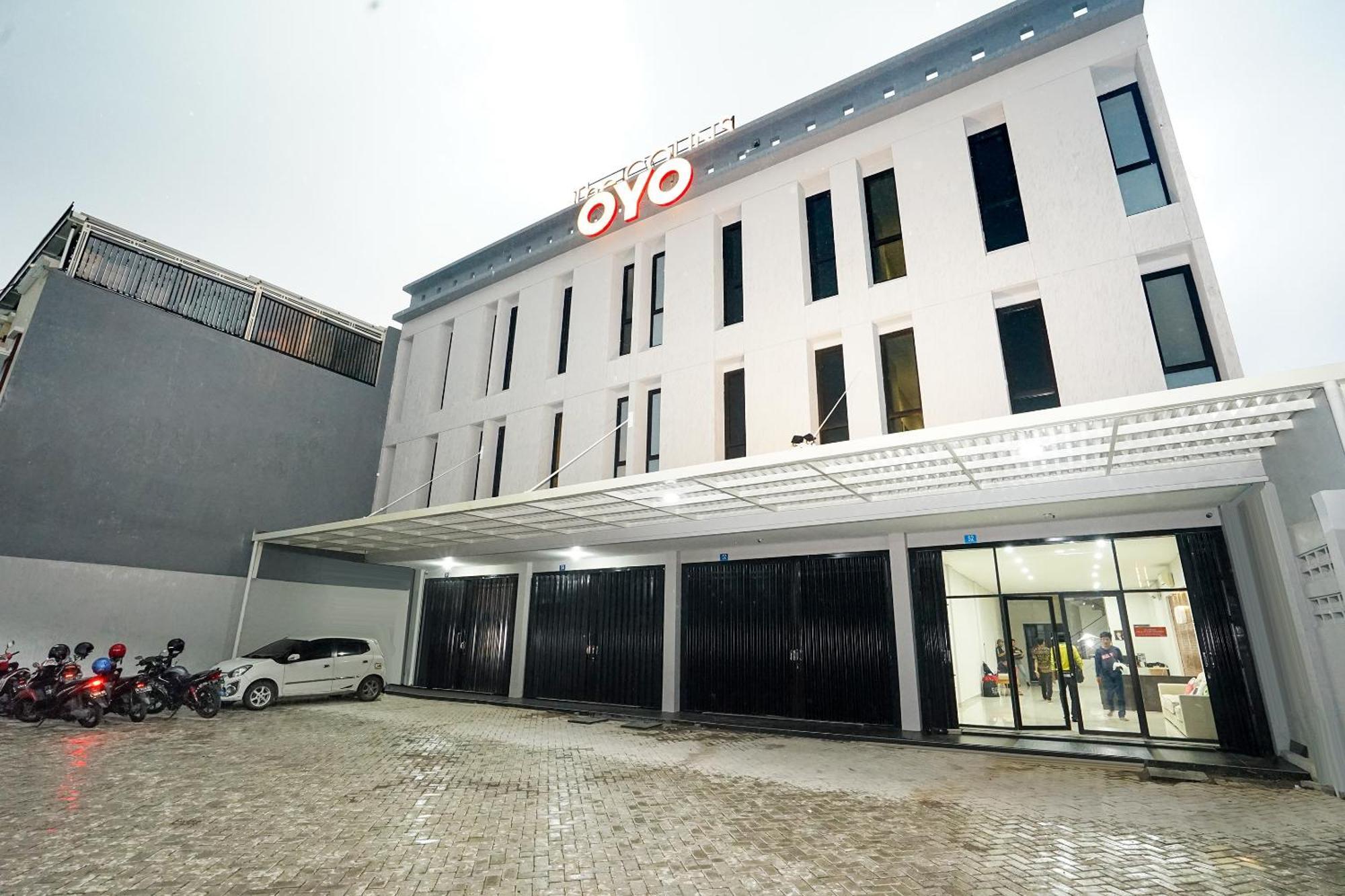 Super Oyo Capital O 449 The Colins Hotel Keputih Ngoại thất bức ảnh
