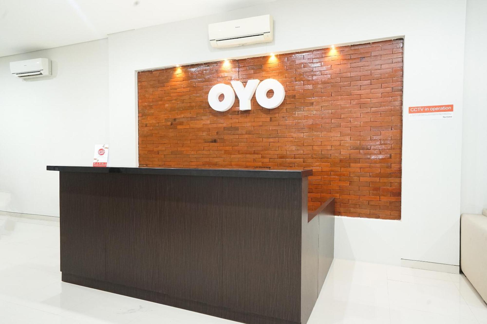 Super Oyo Capital O 449 The Colins Hotel Keputih Ngoại thất bức ảnh