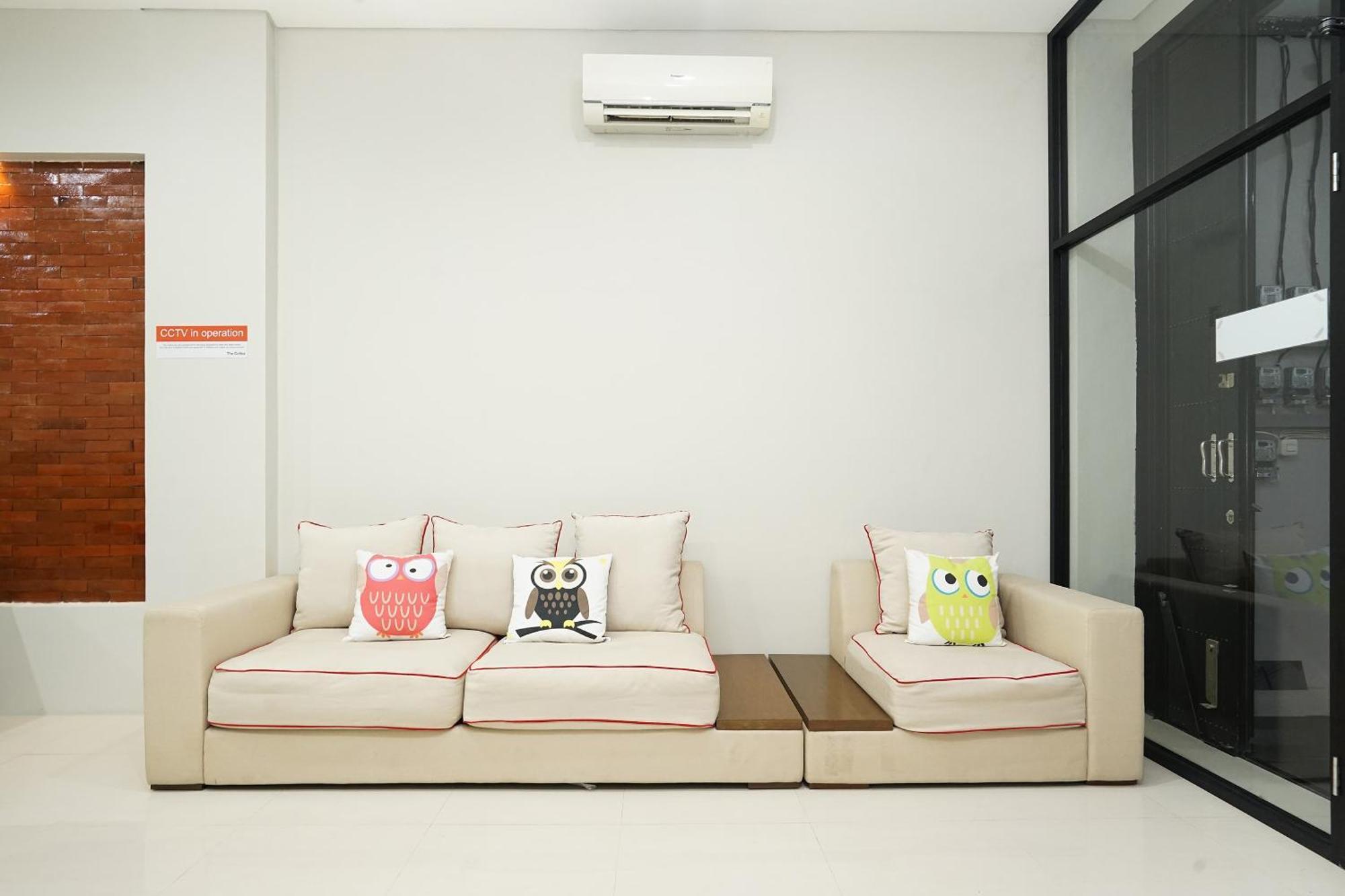 Super Oyo Capital O 449 The Colins Hotel Keputih Ngoại thất bức ảnh