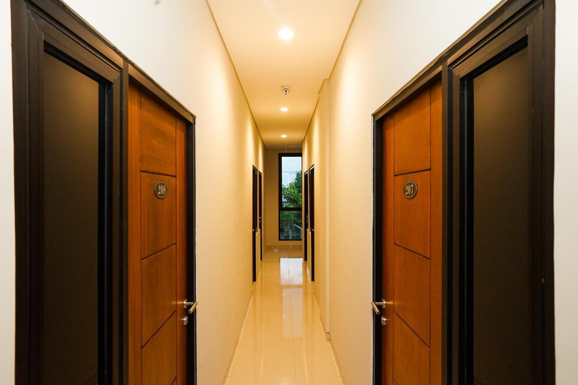 Super Oyo Capital O 449 The Colins Hotel Keputih Ngoại thất bức ảnh