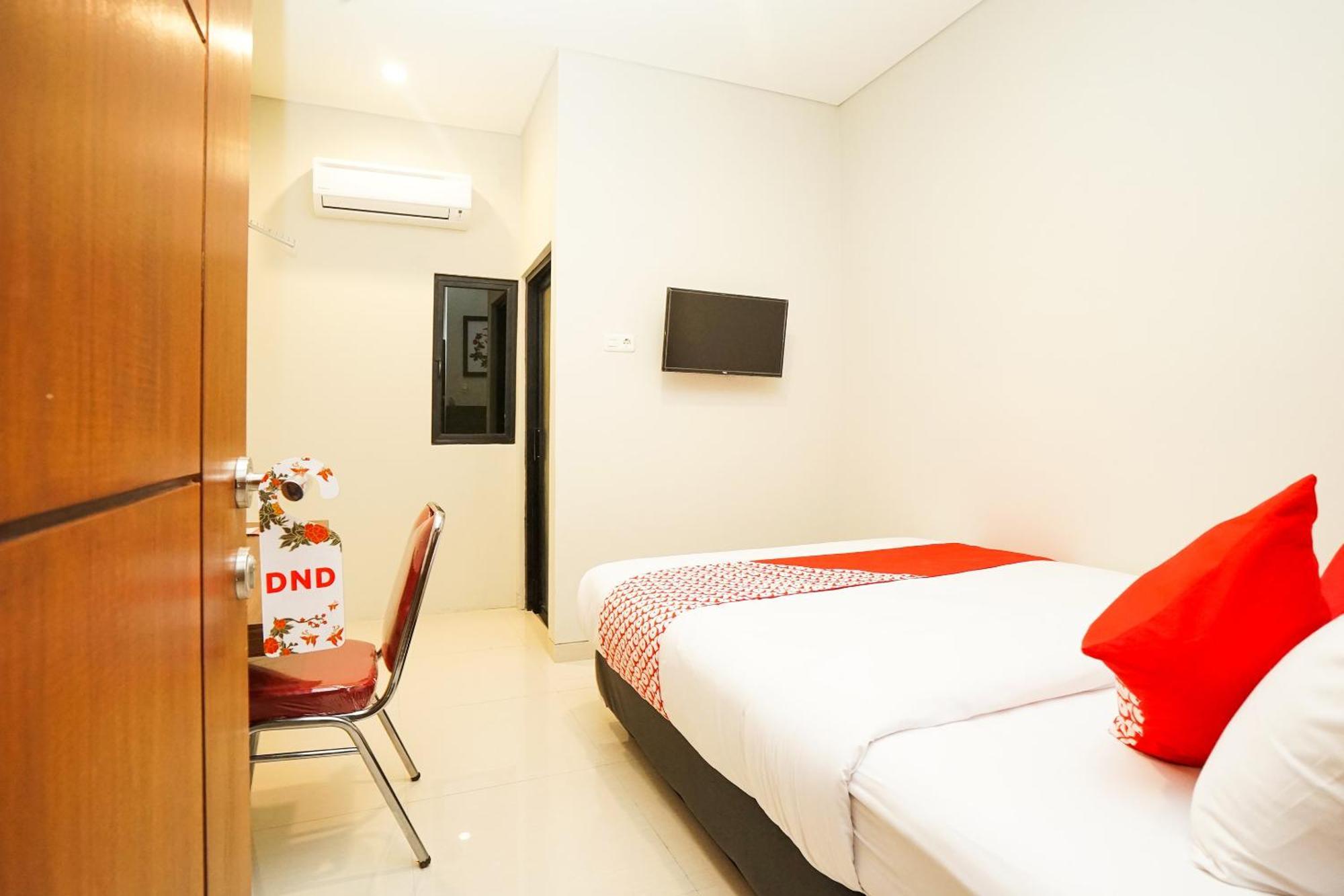 Super Oyo Capital O 449 The Colins Hotel Keputih Ngoại thất bức ảnh