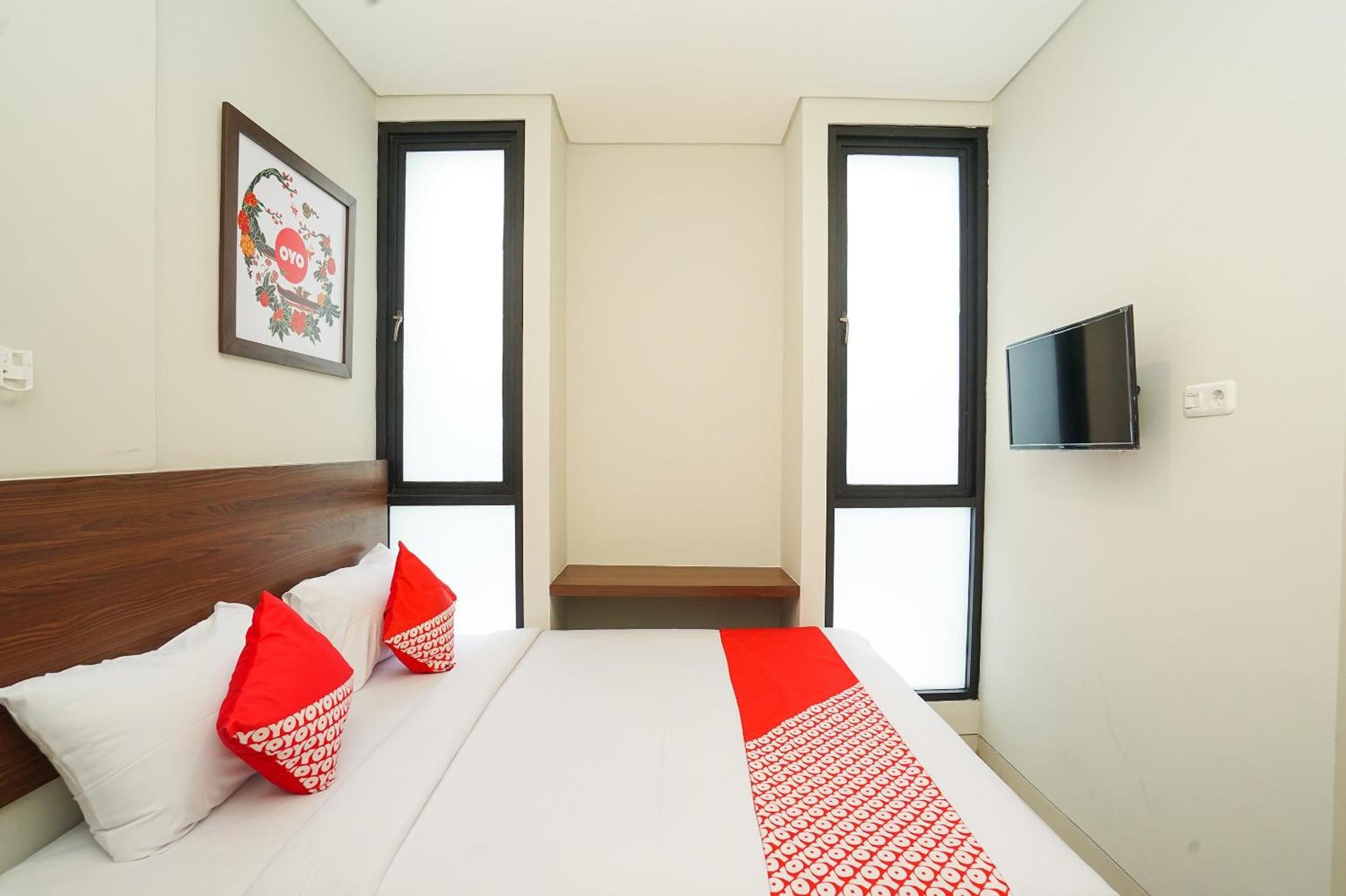 Super Oyo Capital O 449 The Colins Hotel Keputih Ngoại thất bức ảnh