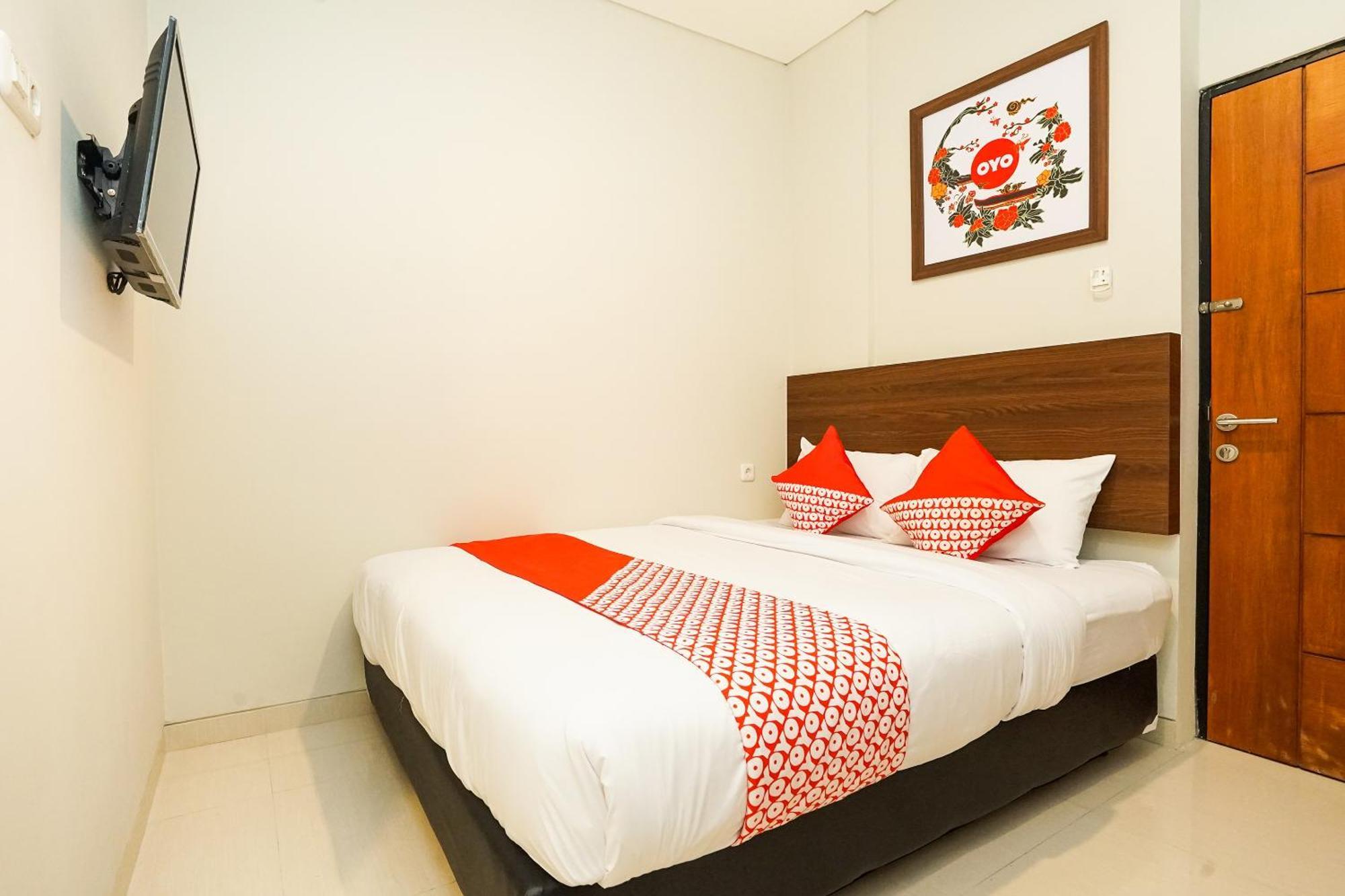 Super Oyo Capital O 449 The Colins Hotel Keputih Ngoại thất bức ảnh