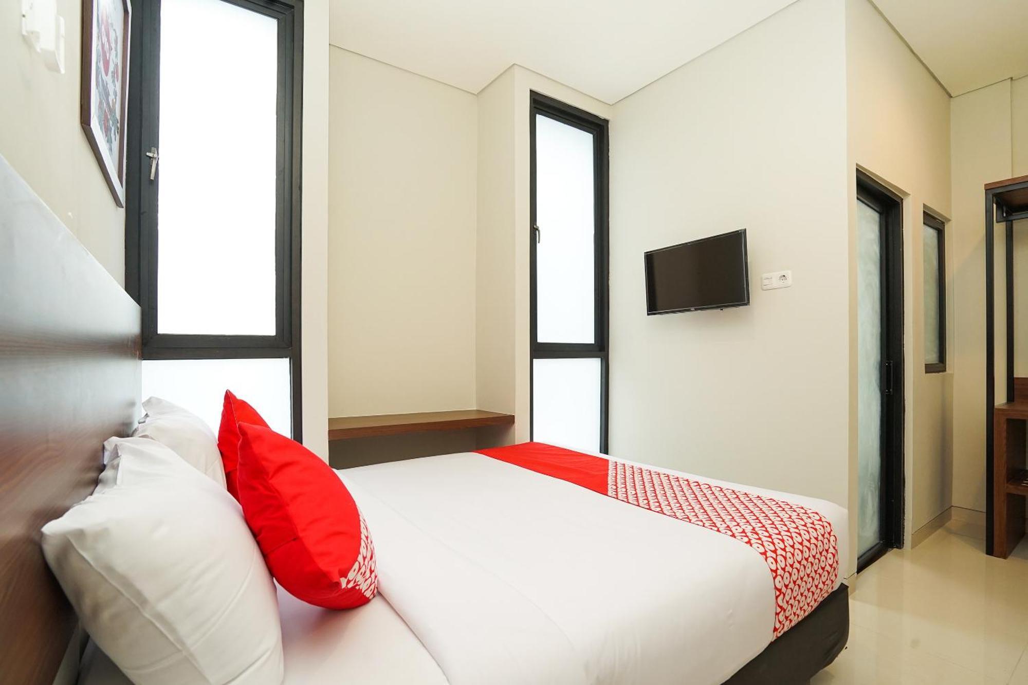 Super Oyo Capital O 449 The Colins Hotel Keputih Ngoại thất bức ảnh